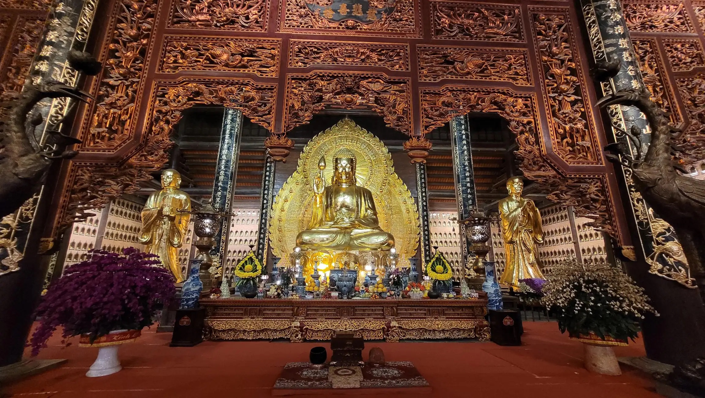 The massive golden Buddha statue in the Great Tam The Hall